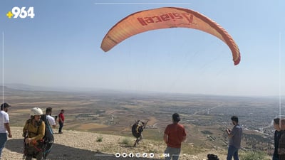 فيديو: 250 عراقياً يطيرون على جبل “هيبت سلطان” بالمناطيد والطائرات الشراعية