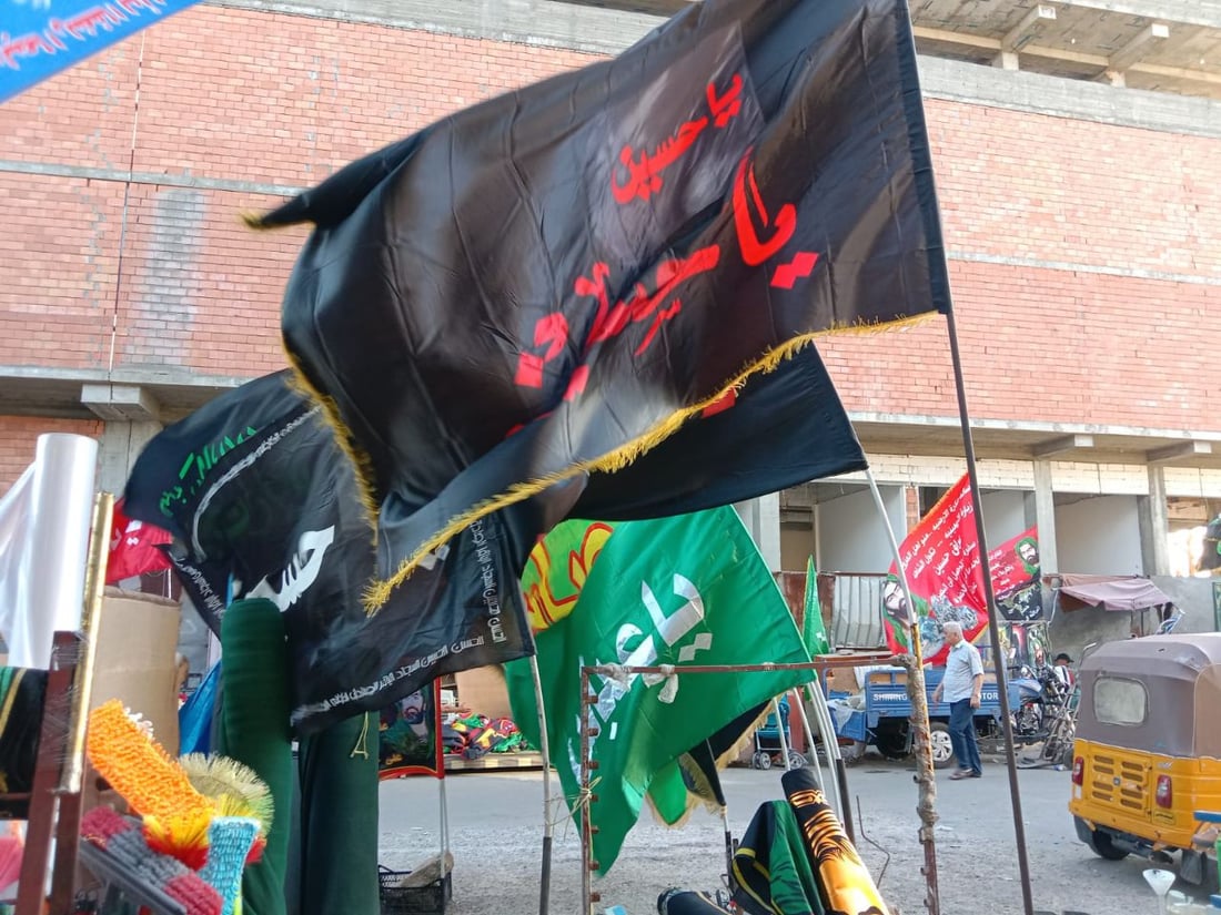 صور: سوق بغداد الجديدة يدخل موسم الأحزان بالرايات السود.. كل الأحجام بأسعار مناسبة