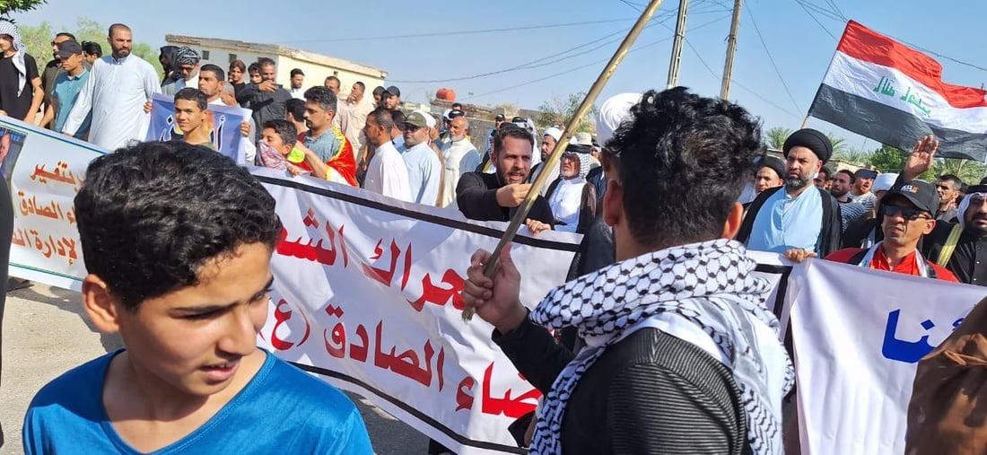 تظاهرة حاشدة لأهالي الصادق شمال البصرة: نريد الخدمات وإقالة القائمقام (فيديو)