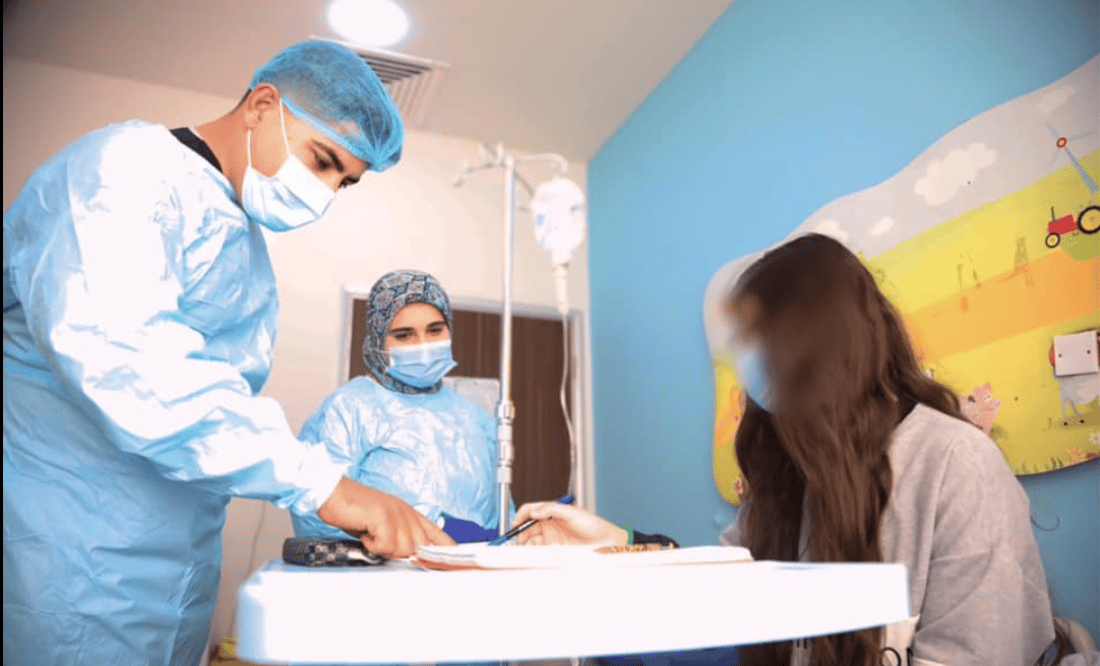 قوتابیەک لە نەخۆشخانەی هیوا تاقیکردنەوەی کۆتایی ساڵ ئەنجام دەدات