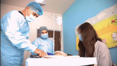 قوتابیەک لە نەخۆشخانەی هیوا تاقیکردنەوەی کۆتایی ساڵ ئەنجام دەدات