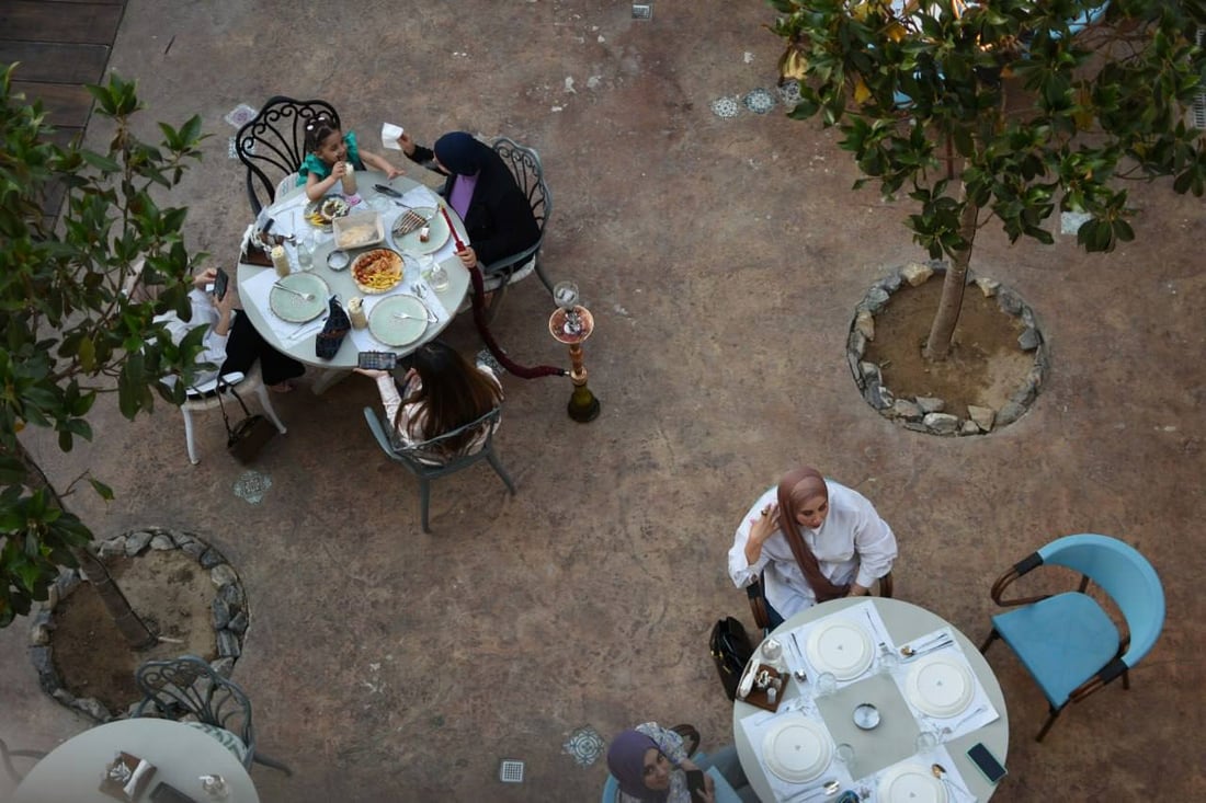 صور: “نوح”.. مطعم جديد بفكرة لبنانية على السطح “البغداديون سئموا الـ in door”