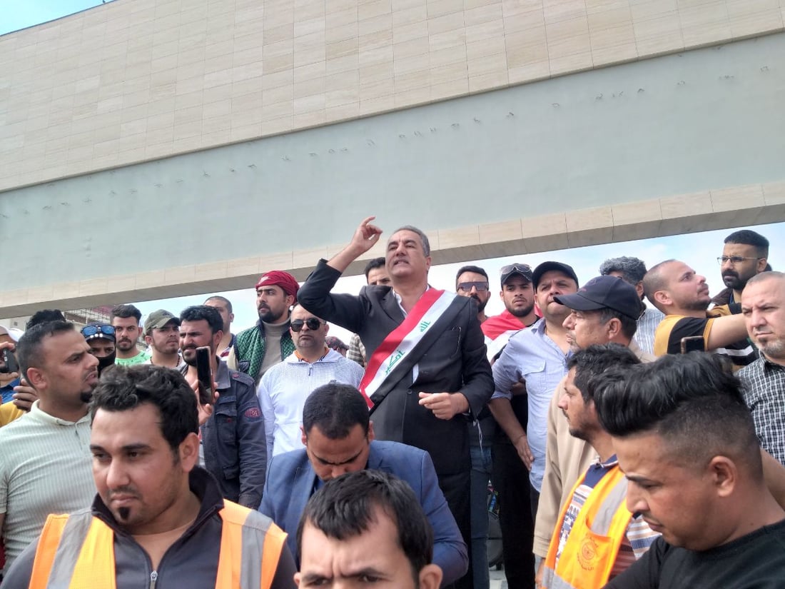 فيديو: تظاهرة للموظفين عند المنطقة الخضراء.. “سلم رواتب عادل أو الإضراب”