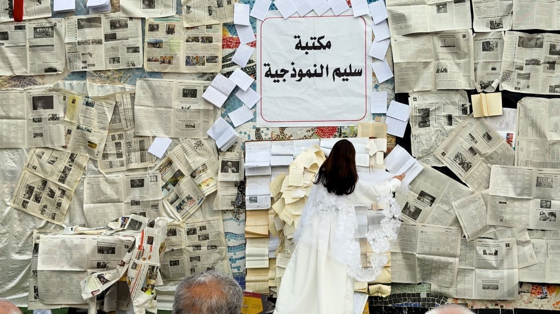 امرأة مغلفة بالورق في البصرة.. مسرح خيالي يحتفي بيوم الكتاب العالمي