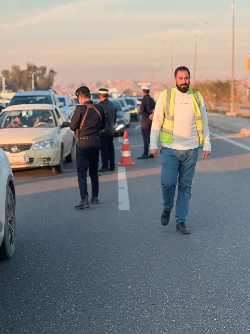 ژمارەیەک گەنجی خۆبەخش تاسەو رووناکی فسفۆریان لەسەر رێگای کەرکوک بۆ بەغدا دانا