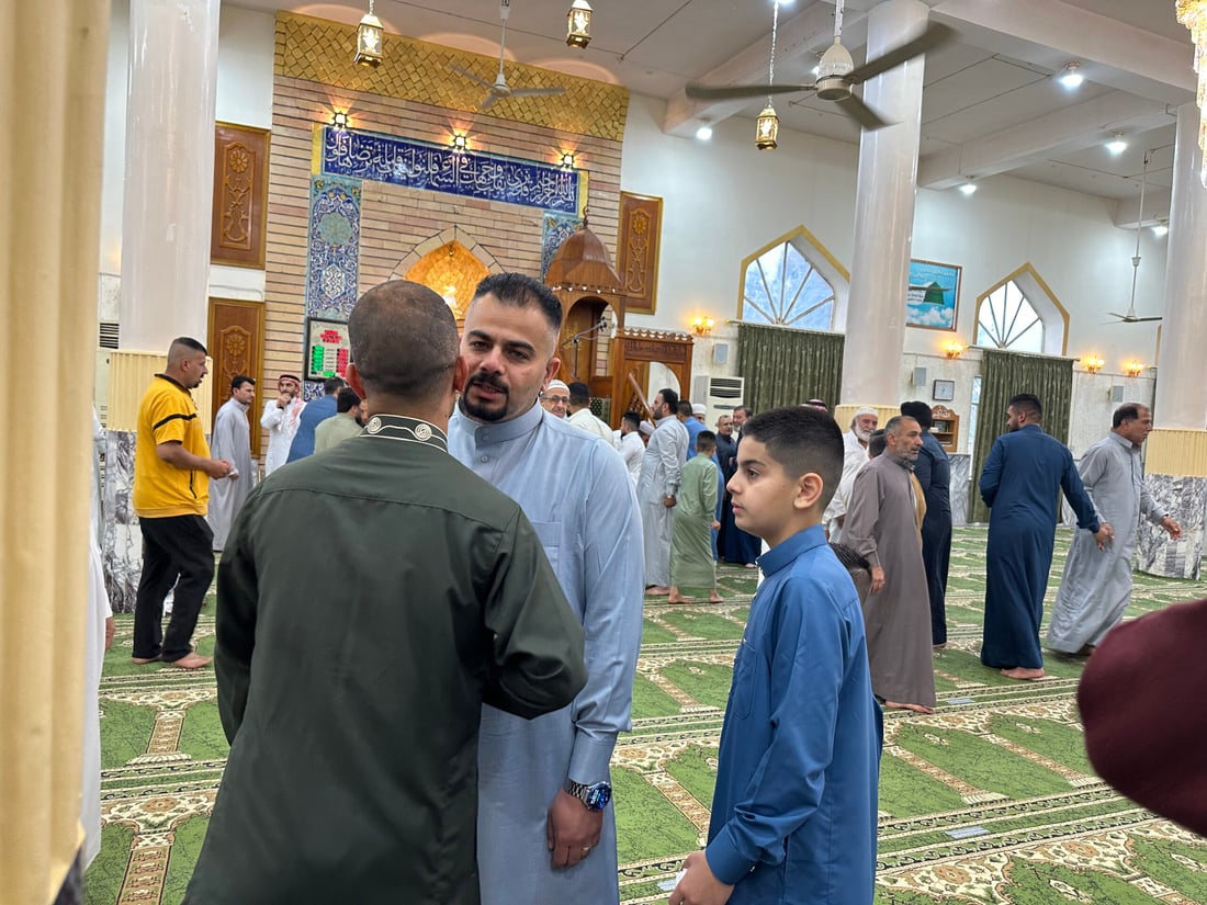 صور من حديثة: العشرات يؤدون صلاة العيد في جامع أحمد الرفاعي