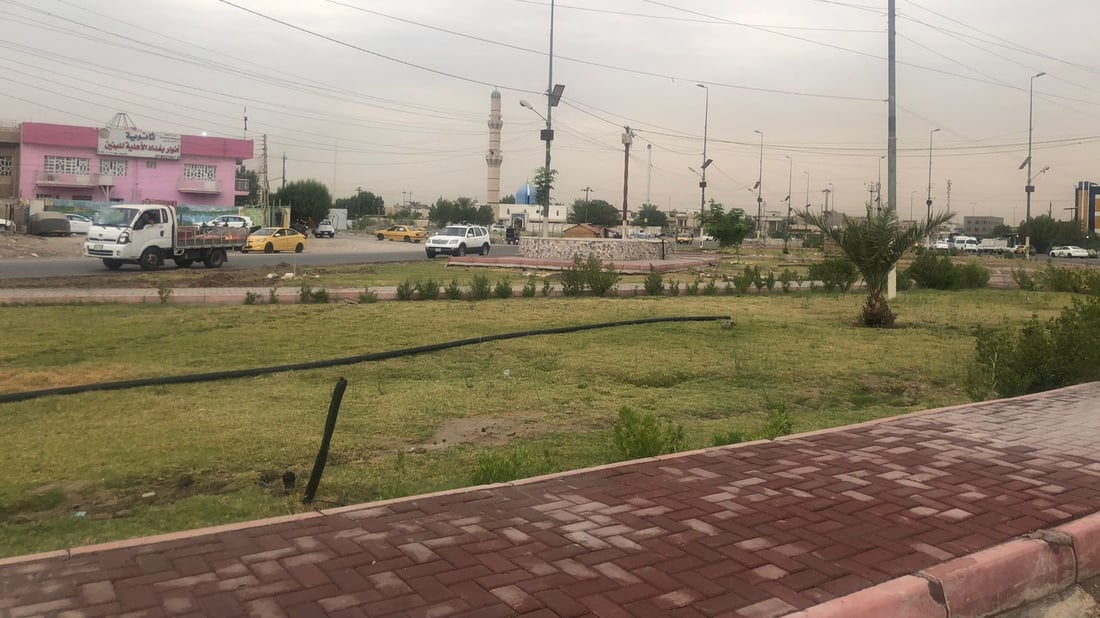 حديقة بدل القمامة عند مدخل حي الجهاد في بغداد.. أعمال التأهيل انتهت (صور)
