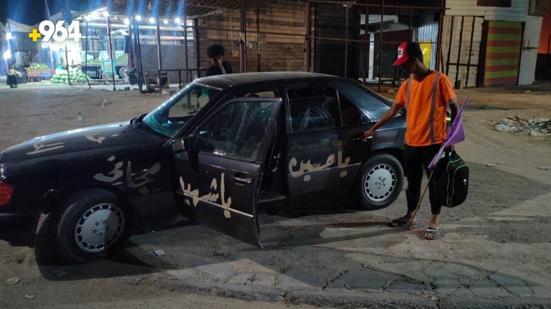 صور: عائلة تخصص سيارتين لنقل الزوار مجاناً.. التاكسيات ضاعفت الأجرة شمالي البصرة