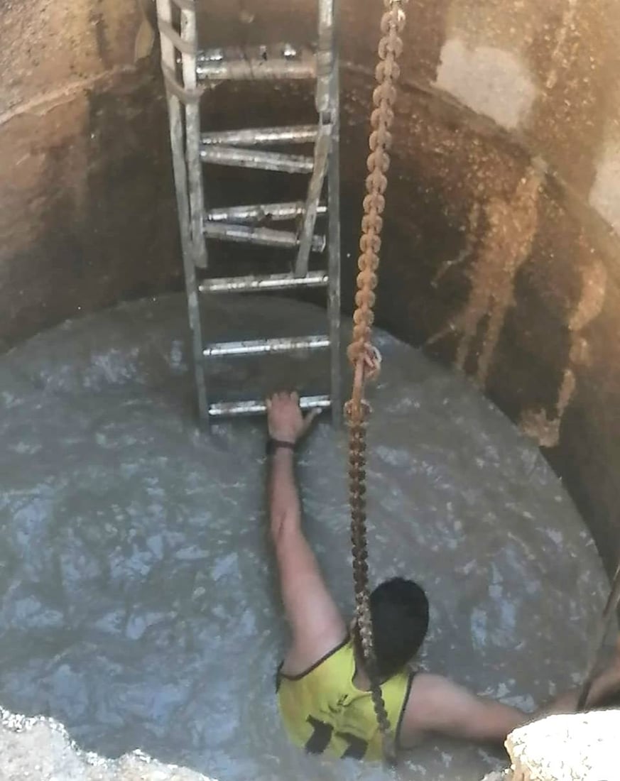 صور: بطل من الفلوجة غاص في المجاري أياماً عدة.. وأنقذ أحياء مدينته من الغرق