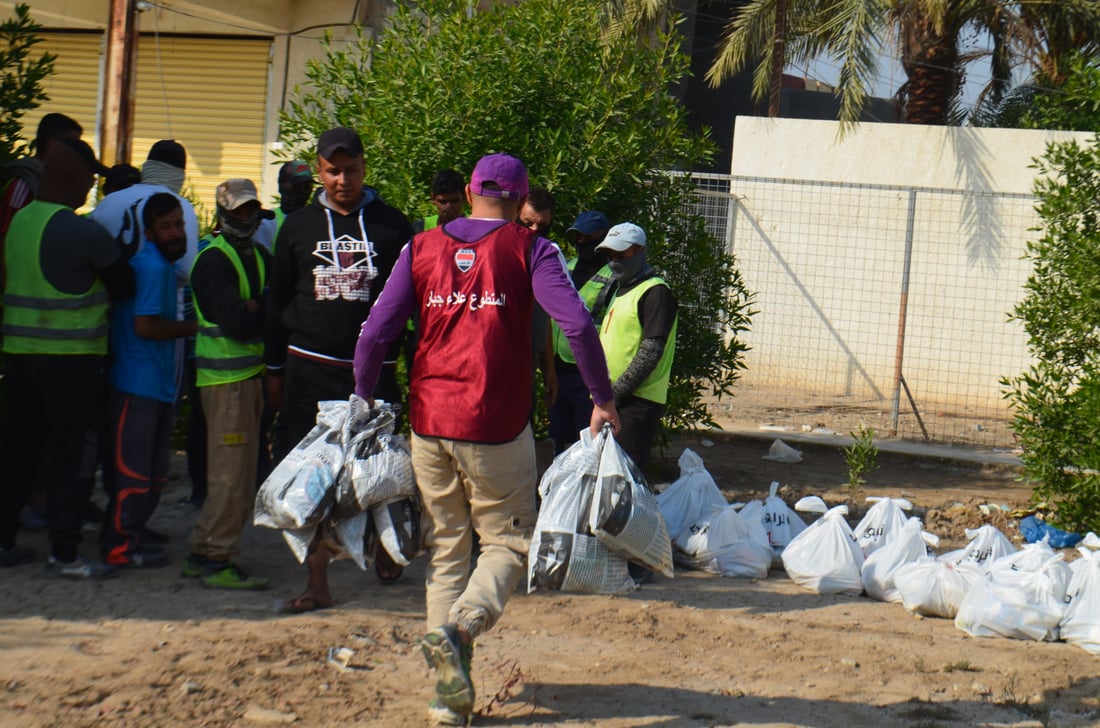 بائع القرطاسية في ابو غريب يجمع التبرعات لمساعدة الفقراء وعمال النظافة