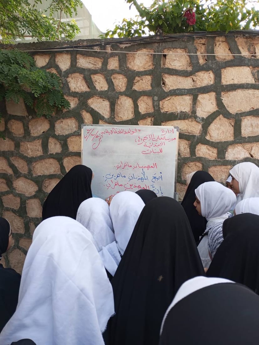 صور مؤثرة: معلمة تراجع لطالبات السادس على باب قاعة الامتحان حتى آخر لحظة