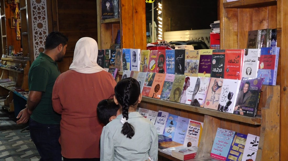 شاهد البصرة ليلاً.. شارع الكتب يضج باليافعين ويغريهم النقد الديني وأعمال الرواية