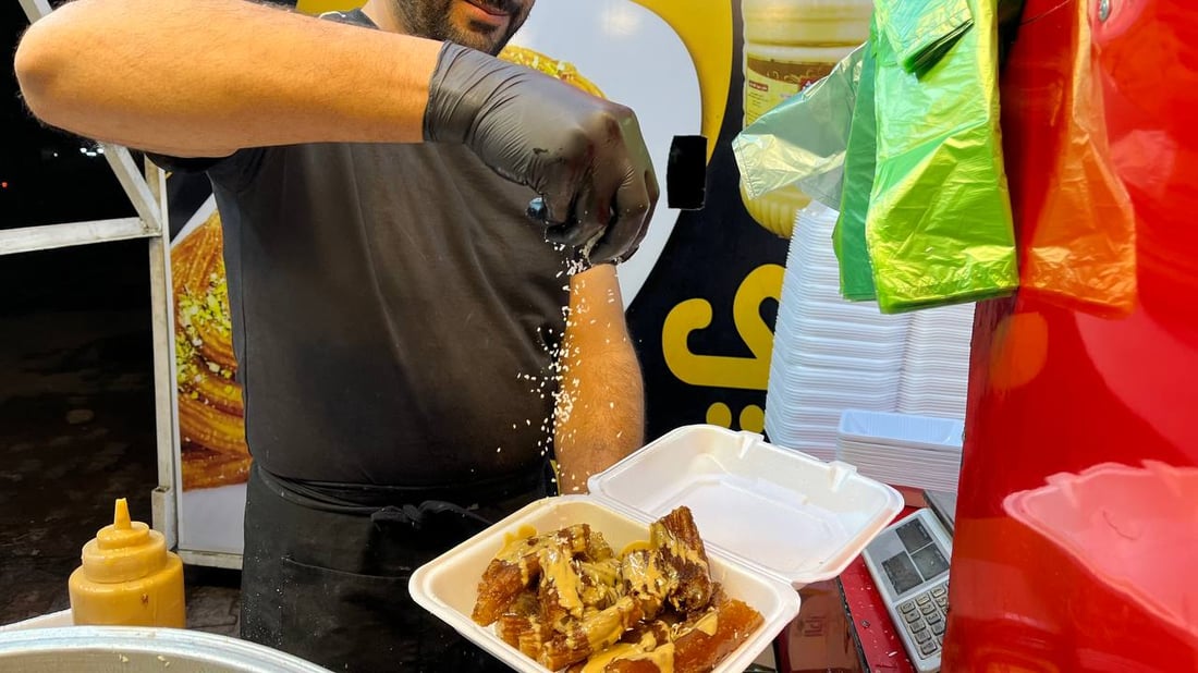 صور: بائع بغدادي “مرتبك” مع لهجات البصرة.. “رهش وعرموط” عند كشك الداطلي والراشي