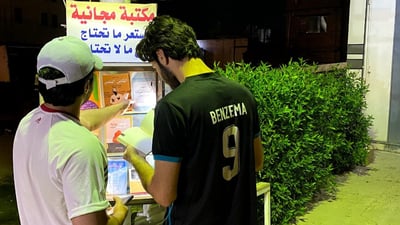 صور: شباب البيّاع في مهمة ثقافية.. 1500 كتاب في الشارع مجاناً