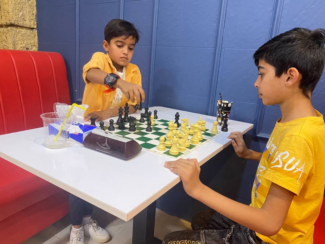 صور: البنات والأولاد في ذي قار يلعبون الشطرنج للتأهل الى بطولة العراق من 4 فئات