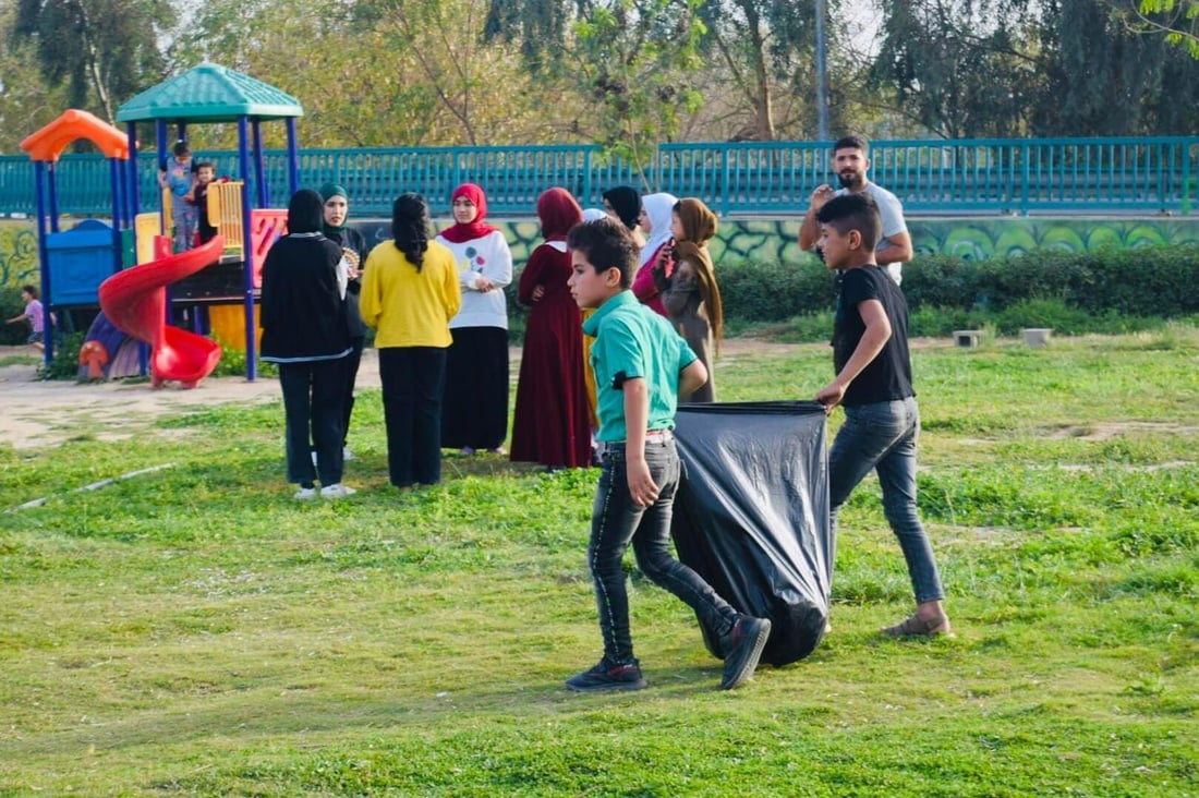 صور: أيتام بعقوبة نظفوا المنتزه وزرعوا الشتلات وشاركوا في إفطار جماعي