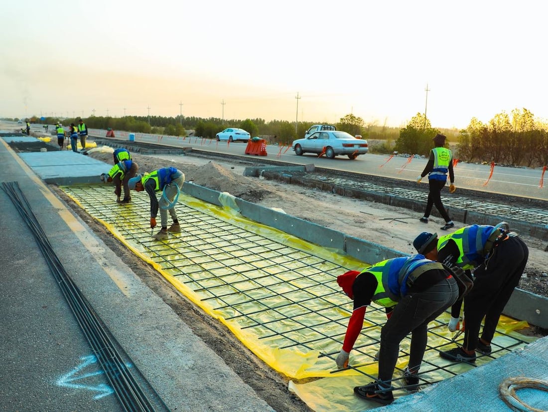 صب وإنارة وأشجار “الجلفلورا”.. صور من أعمال الجزرة على طريق سفوان والزبير