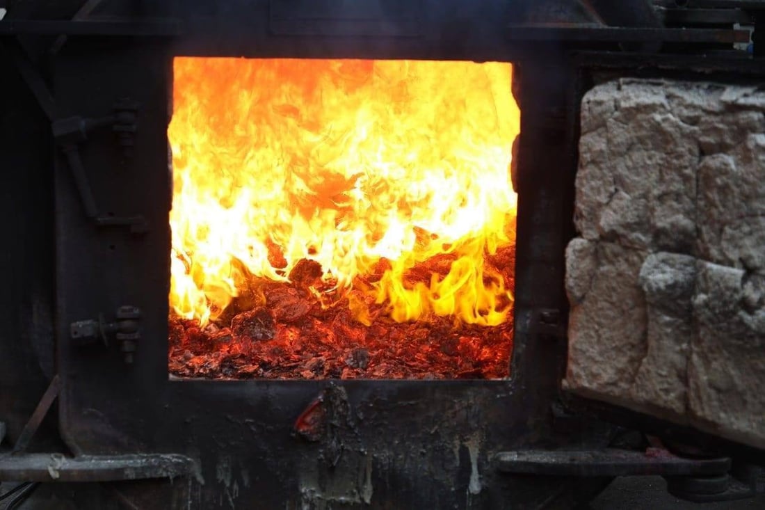 صور من اتلاف مليون حبة مخدرة في بغداد.. فرن عملاق بحضور القضاء والصحة والداخلية