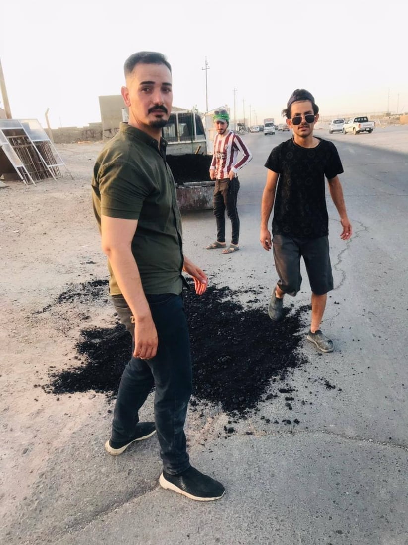 قرية “شكراً” ممتنة لشباب الشرقاط.. جمعوا الإسفلت من الحكومة وبلطوا!