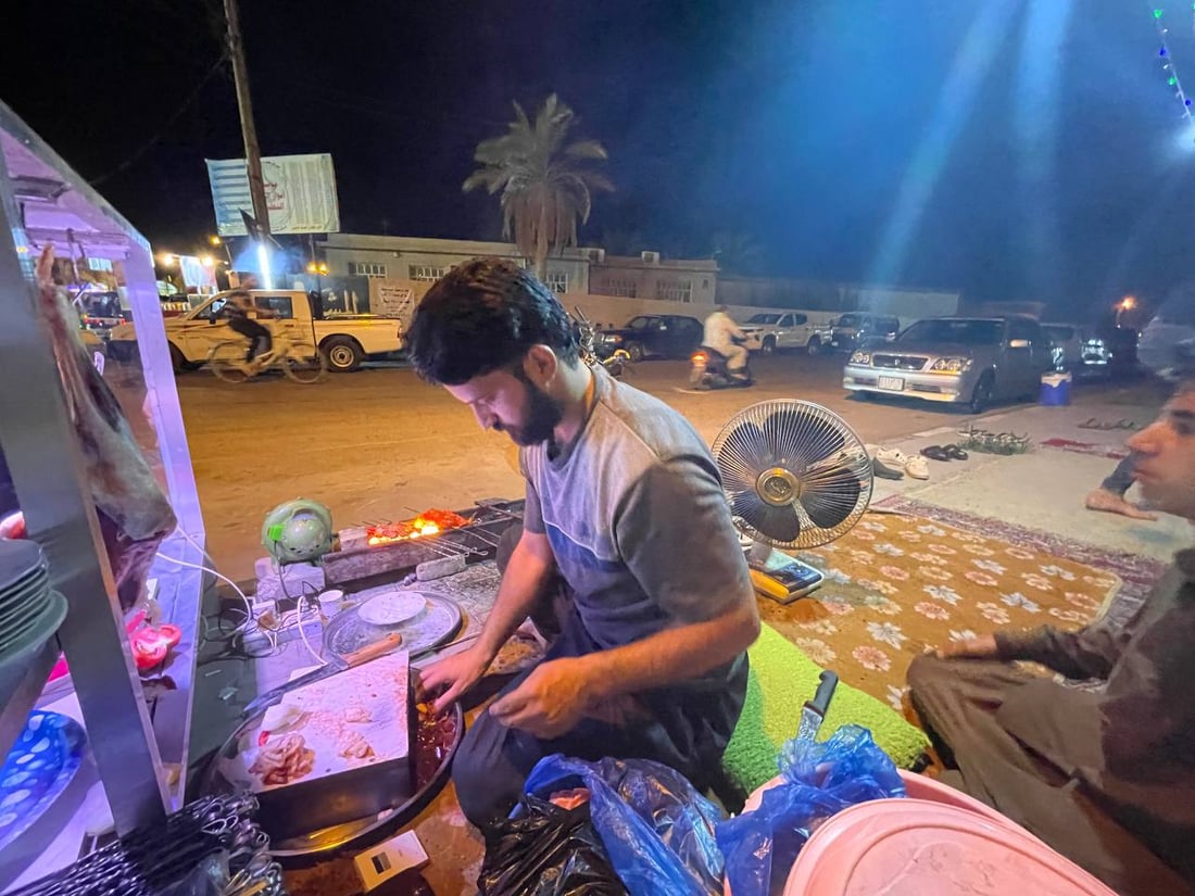 جلسة عربية والشيش بألف مع اللبن.. رصيف “عفوري” يتفوق على مطاعم المشخاب (صور)