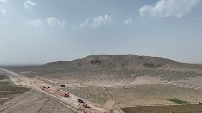 بكاميرا 964.. منظر جوي للجبل الوحيد في البصرة وخطة لبناء منتجع فوق التل البركاني