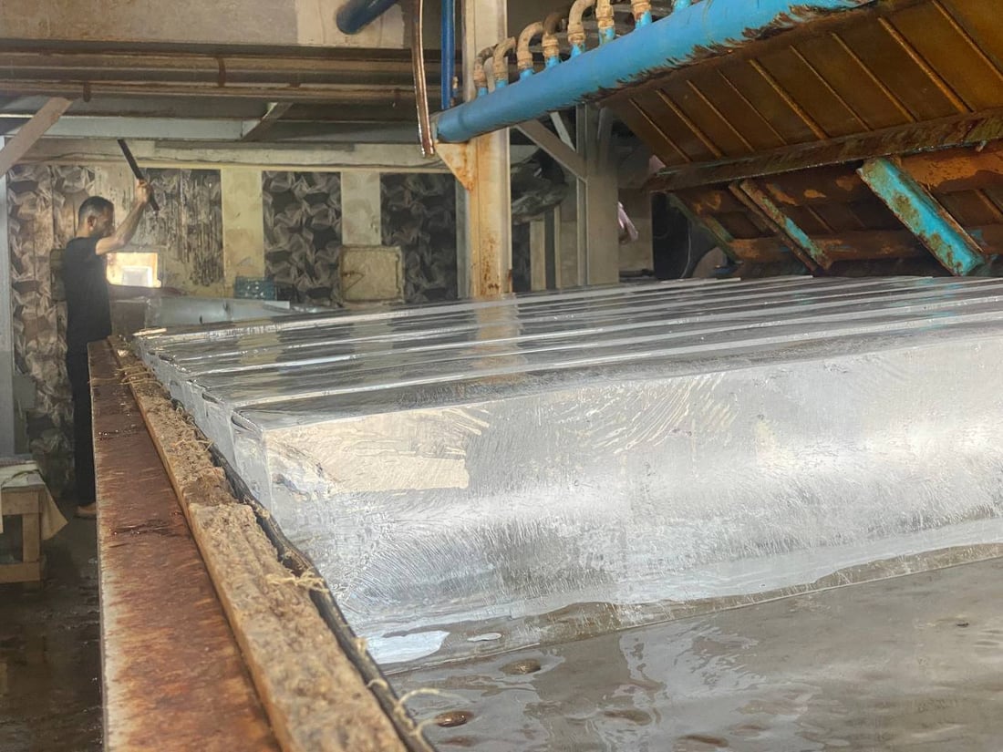 صور: آل مناحي في البصرة ينتجون الثلج الحلو منذ 70 عاماً والبيع بالمفرد لمنع الاحتكار