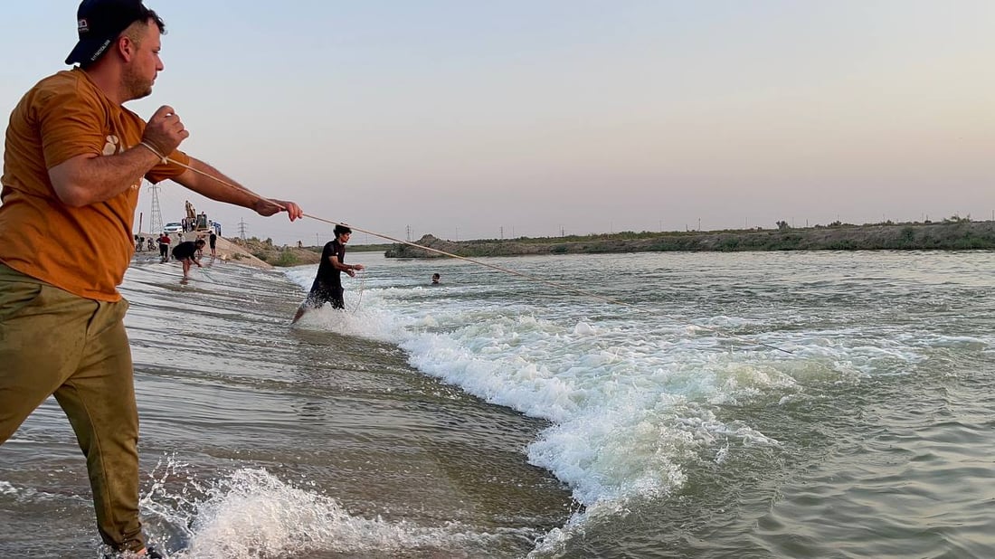 فيديو: شلال البصرة العجيب.. دجلة ينزلق عكسياً نحو الفرات وازدحم بـ”السواح”