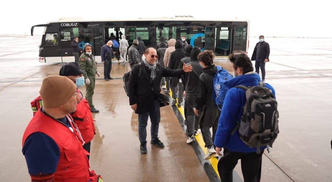 حاولوا الهجرة إلى أوروبا.. الخارجية تعيد 100 عراقي من ليبيا