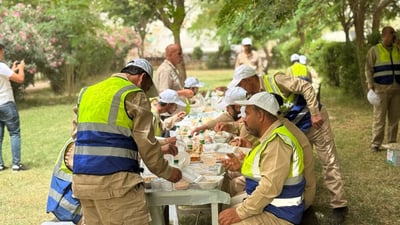 بلدية بدرة تحتفل بعيد العمال.. ورود ومكافأة مالية وزي جديد للموظفين (صور)