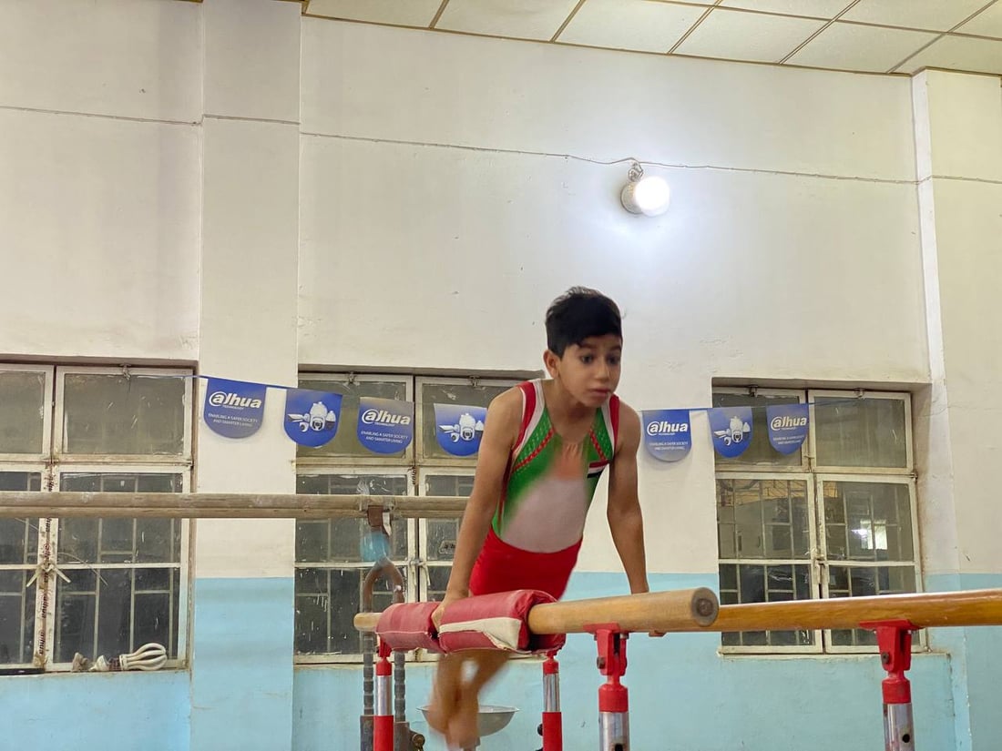 كابتن نوار يدرب أطفال البصرة لذهبية آسيا.. مرح وقساوة في قاعة الجمباز (فيديو)