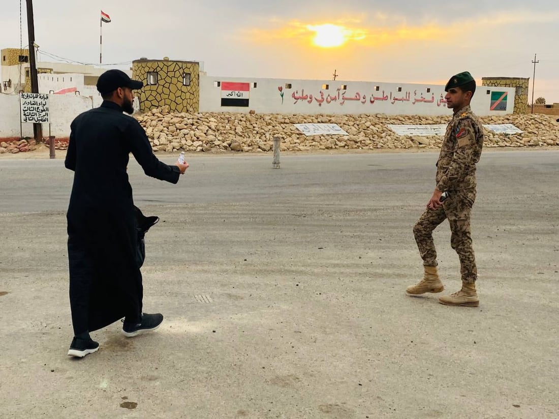 أهل حديثة وجنودها أفطروا بماء زمزم وتمر المدينة المنورة (صور)