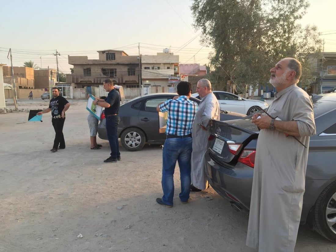 الخياط والهندي ابرز صناع طائرة “أم الطوابيگ” الورقية في رمضانيات كربلاء