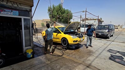 رجال الناصرية لا يوقفهم شيء.. قصة الأصدقاء الصمّ باقر وكاظم وعلي (فيديو)