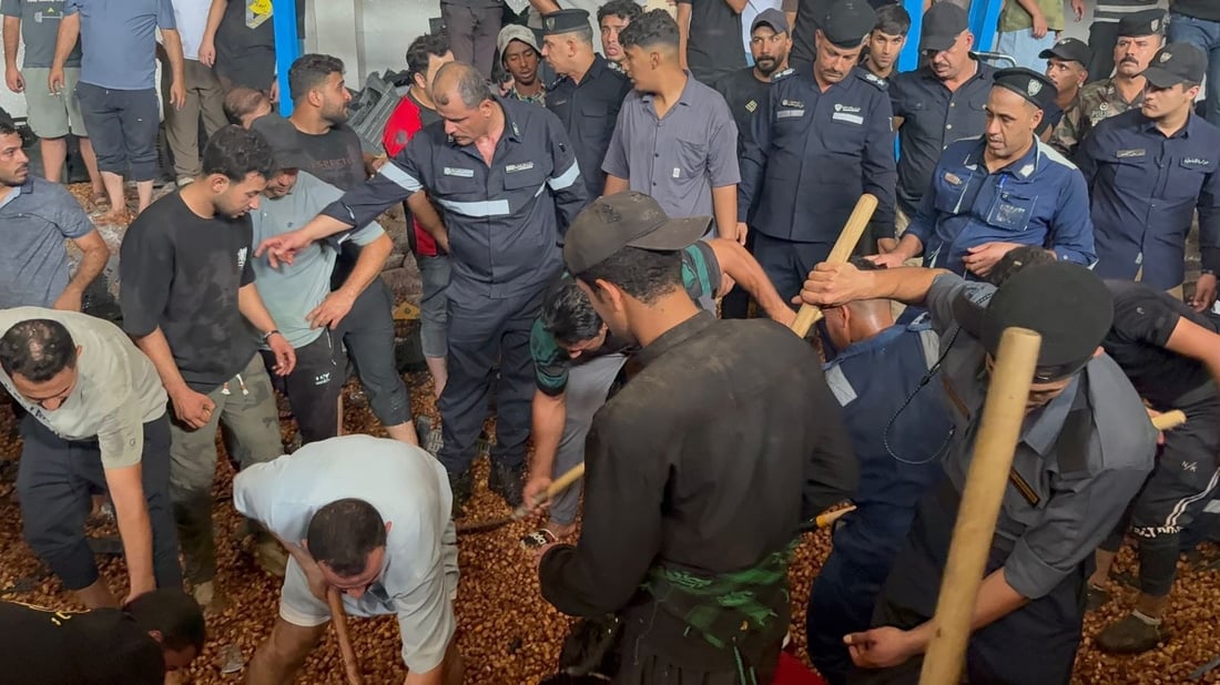 صور: إنقاذ عمال دفنوا تحت أطنان من التمور بعد انهيار مخزن في الحسينية