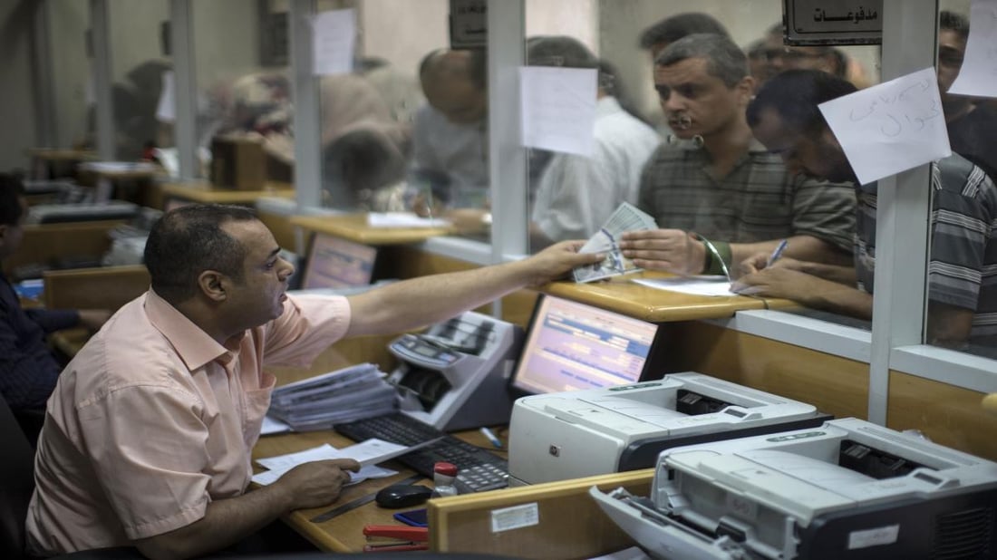 أموال العراقيين تبخرت في 10 بنوك.. ما الخطوة التالية وكيف عجز البنك المركزي؟