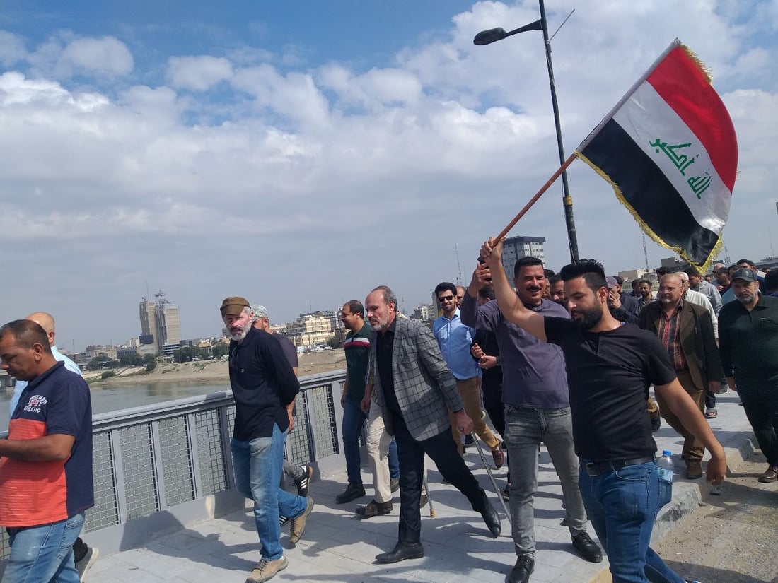 فيديو: تظاهرة للموظفين عند المنطقة الخضراء.. “سلم رواتب عادل أو الإضراب”