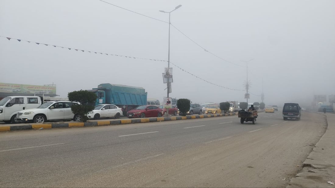 صور من الحلة: ضباب كثيف يعيق حركة السيارات.. إنارة ورباعية لتجنب الاصطدام