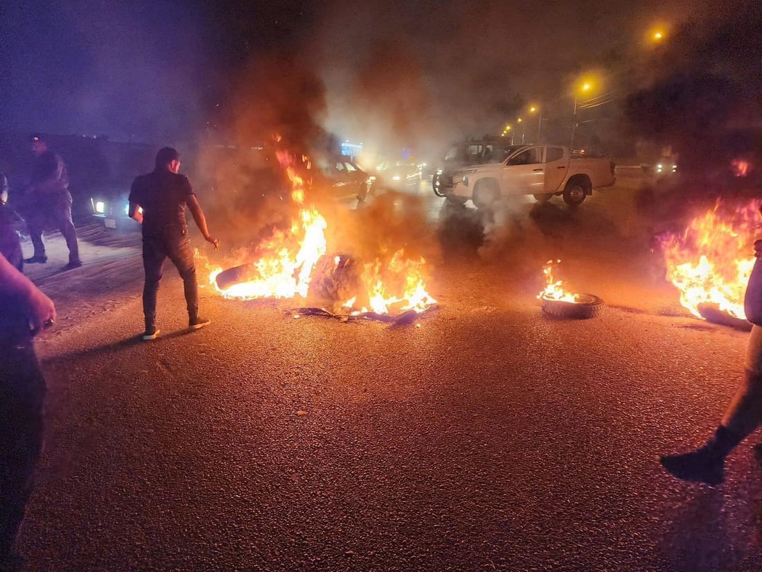 محتجو النجف ينددون بـ”سانت ليغو” ويشعلون الإطارات في الطريق العام (فيديو)