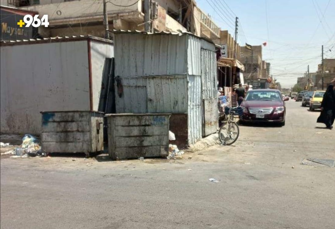 عامل نظافة يحتج على تجار البياع: شارع عشرين أرهقنا والحر قاتل (صور)