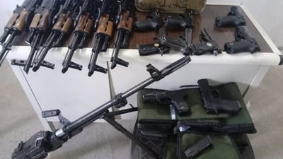 هل ينوي خوض حرب!.. اعتقال متهم بحوزته “بي كي سي وكلاشنكوفات ومسدسات وحاوية عتاد”