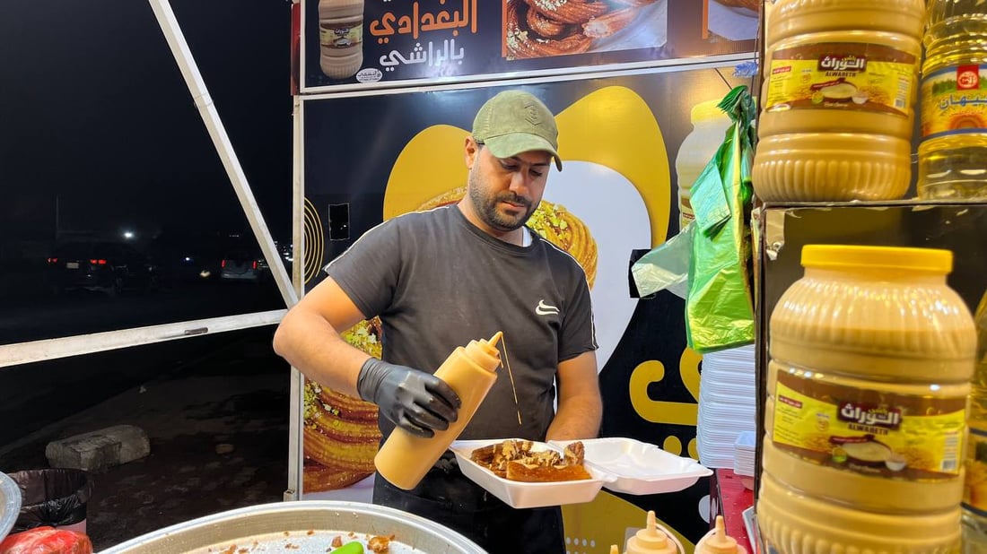 صور: بائع بغدادي “مرتبك” مع لهجات البصرة.. “رهش وعرموط” عند كشك الداطلي والراشي