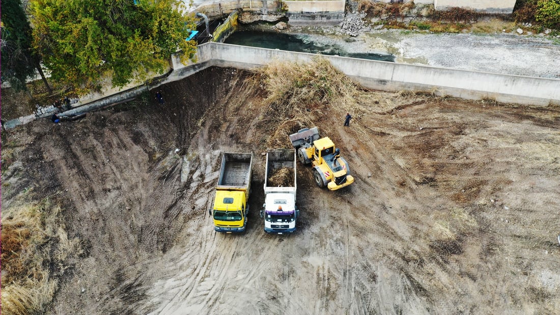 زیاتر 100 گەڵابە پاشماوە لە سەرچاوەی ئاوی بێستانسوور فڕێدرا