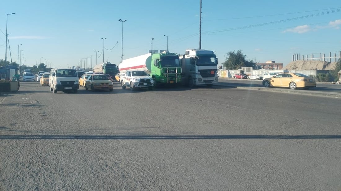 صور: أزيلوا المطبات أمام كراج البياع.. رداءة الشارع كفيلة بتخفيف سرعة السيارات!