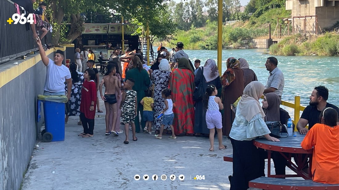 بە وێنە: دوکان پڕ گەشتیارە