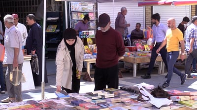 كبار السن يقبلون على “المذكرات”.. وكتب “الجدل” مطلب الشباب (فيديو من المتنبي)