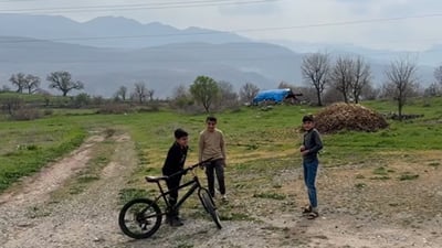 منداڵانی گوندی گوهەرزێ لەگەڵ دەنگی شەڕ و تۆپباران یاریی بە ئاگر دەكەن