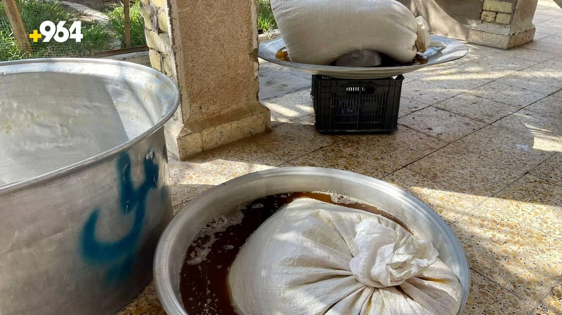 صور: البصرة تعصر أشهى حبات التمر.. صناعة الدبس بدأت والشمس تتكفل بالباقي