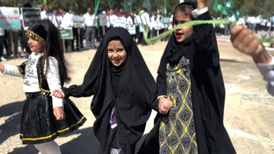 فيديو: مسيرات الكشافة في الديوانية ترتدي أزياء “كل العراق” وتغني لأعياد الربيع
