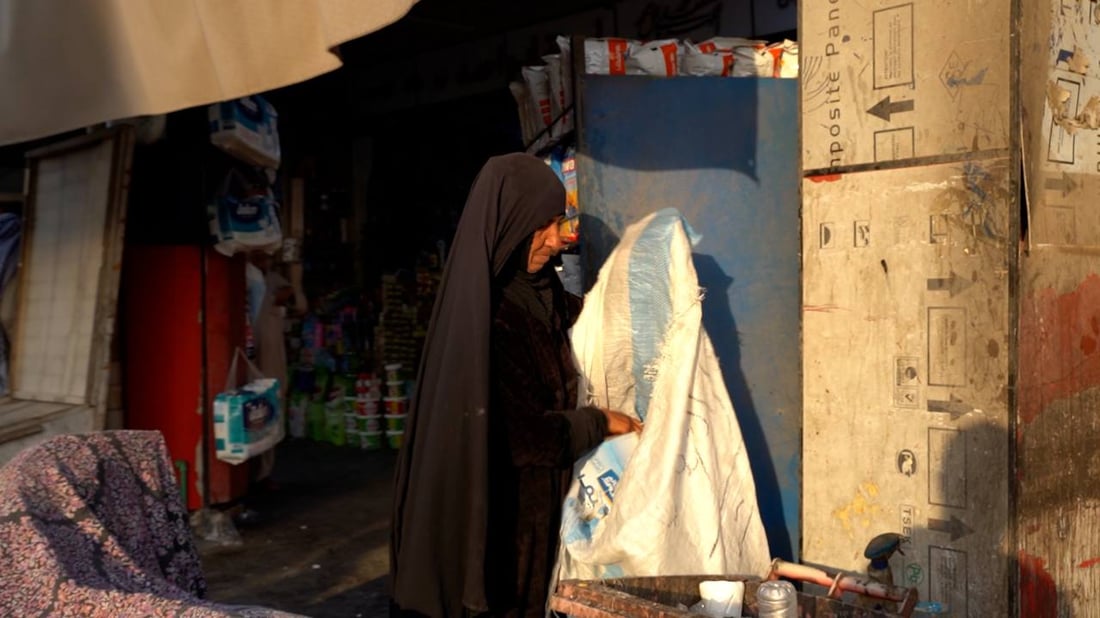 من يرضي “أم زعلان”؟.. مسنة في الكوت تعمل من الفجر إلى المغرب مقابل 5 آلاف دينار