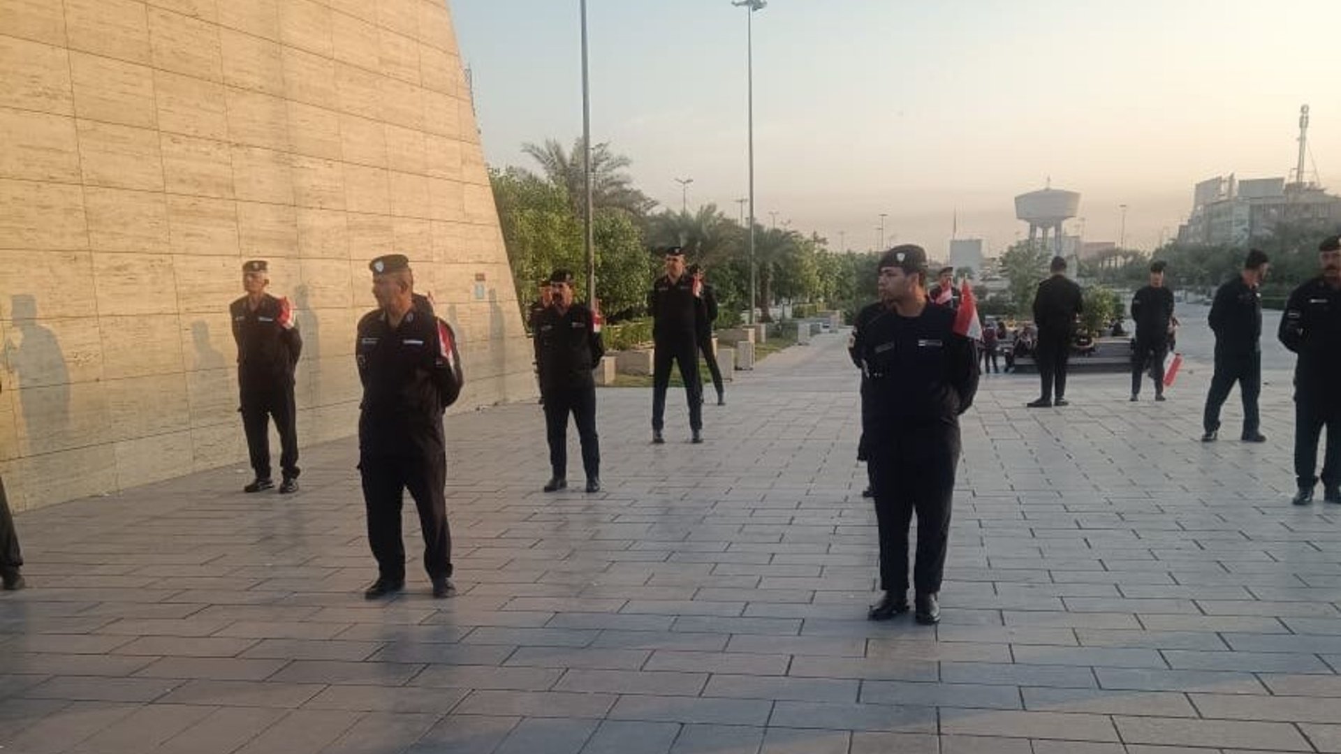 صور: بدء توافد المتظاهرين إلى ساحة التحرير والشرطة بالأعلام العراقية فقط